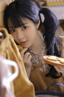 两女一杯